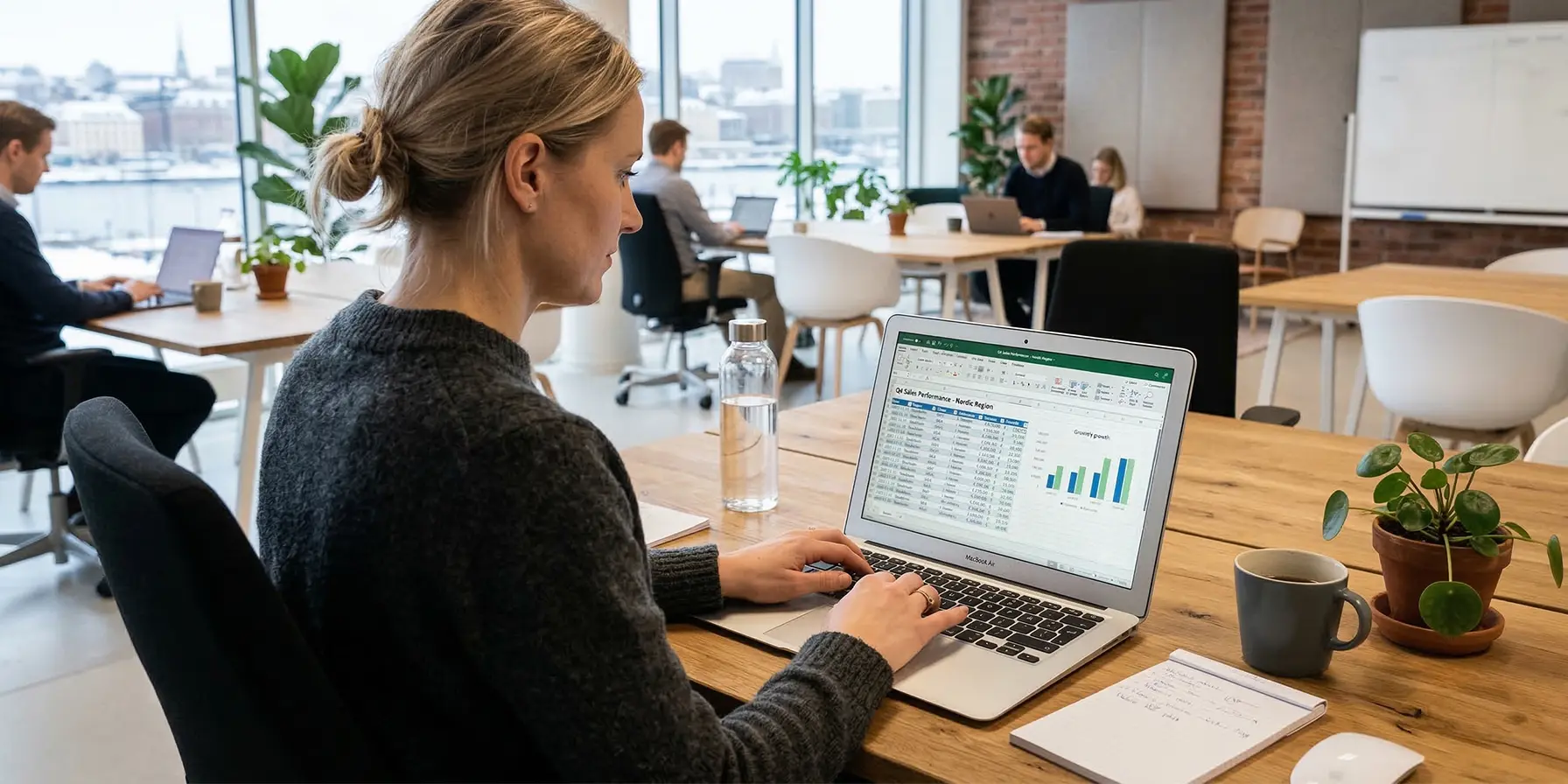 Ansatt som jobber med dataanalyse i Excel på kontoret