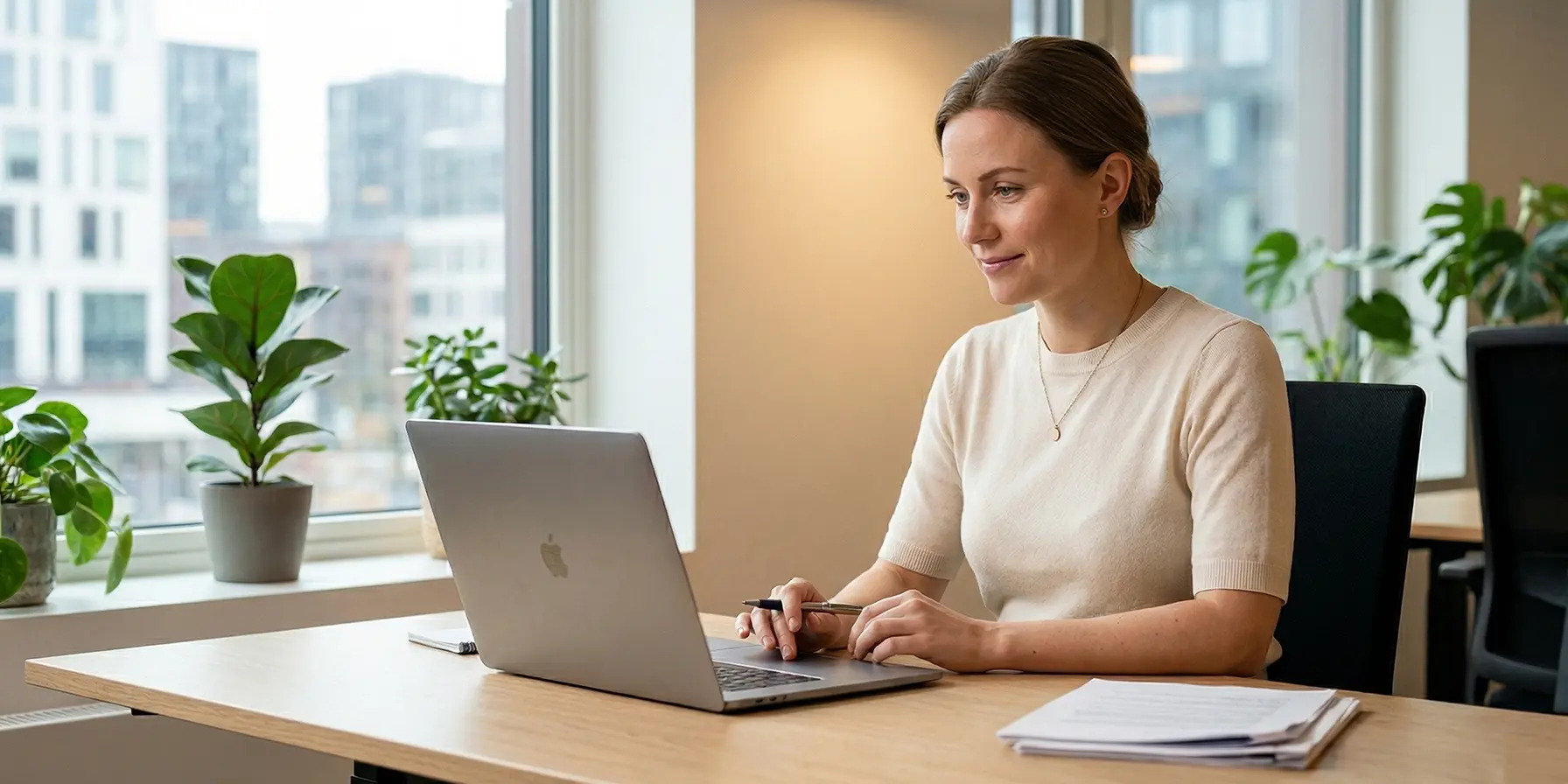 HR-ansvarlig som undersøker tilskudd til bedriftsintern opplæring på kontoret